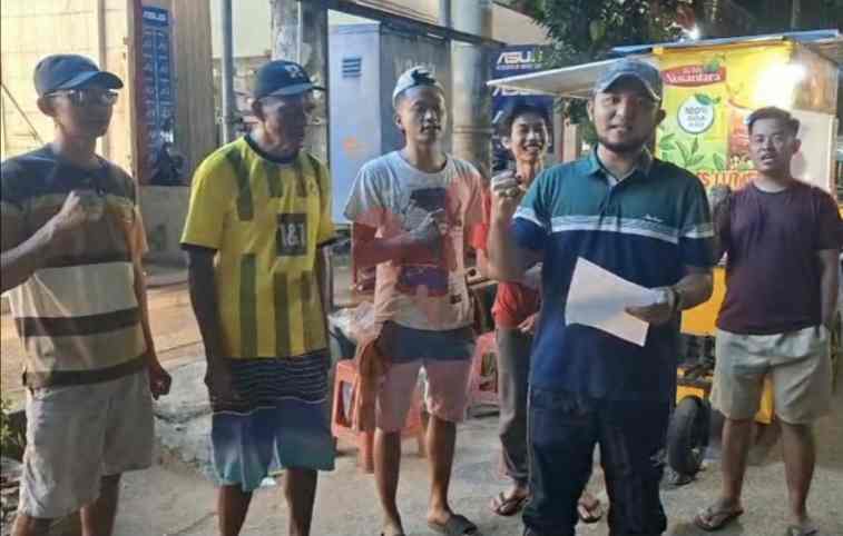 Foto: Koordinator PKL, Ricky Cilok, bersama para PKL jalan Diponegoro saat menyampaikan surat terbuka kepada Bupati Sumenep, @by_News9.id