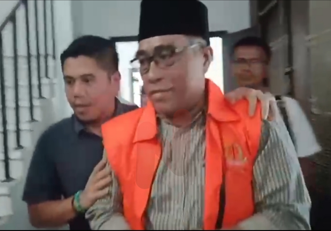 Foto: Kepala Desa Kangayan Arsan, resmi ditahan oleh Kejari Sumenep, @by_News9.id