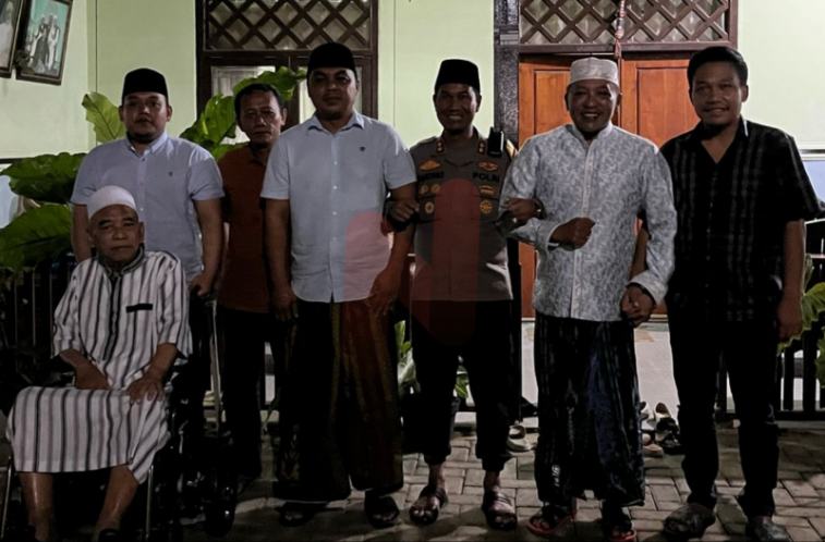 Foto: Kapolres Sampang AKBP Hartono Bupati Sampang H.Slamet Junaidi dan KH. Nurun Tajalla, pengasuh Ponpes Fadilatul Qur’an Ketapang, Kepala Desa Ketapang Daya Moh. Wijdan, Ahmad Hakiki. @by_News9.id