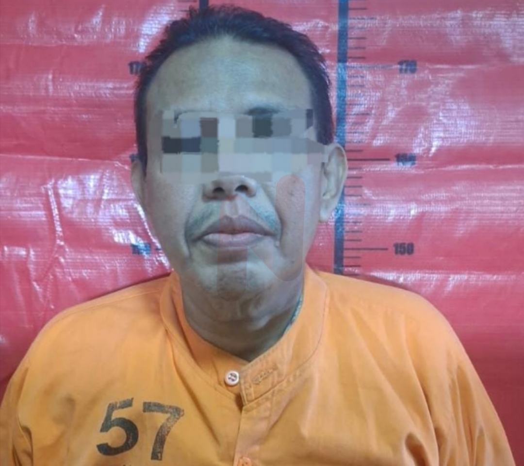 Foto: Tersangka AMK (51), warga Jalan Permata Selong, RT/RW 005/009, Desa Gunung Sekar, Kota Sampang, @by_News9.id