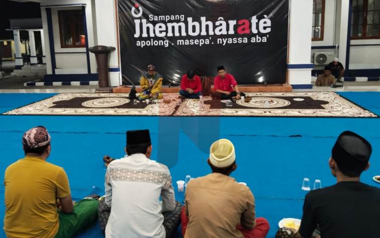 Foto: Diskusi Publik bersama Majelis Maiyah Jhembhâraté Sampang di pendapa wakil Bupati setempat. @by_News9.id