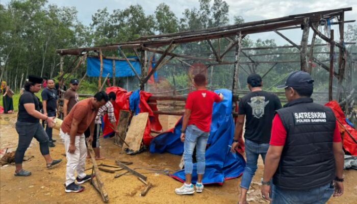 Polres Sampang Bongkar Praktik Judi Sabung Ayam di Kedundung, Bangunan Arena Dibongkar dan Dibakar
