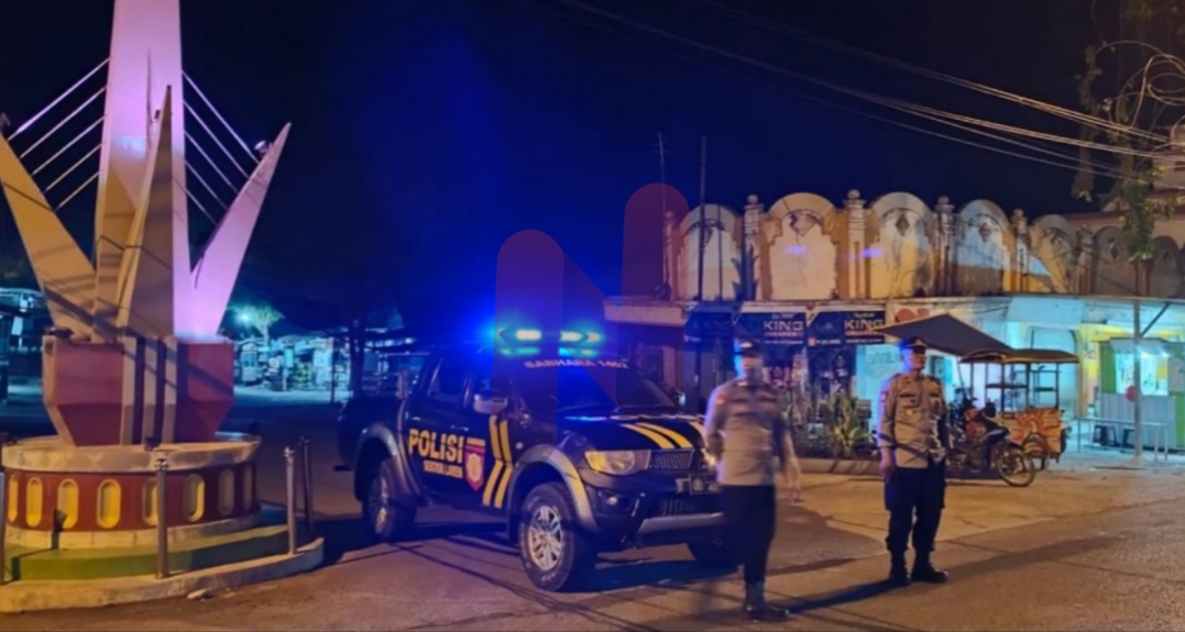 Foto: Anggota Polsek Laren, Aiptu Safan, dan Bripda Mirza, saat melaksanakan patroli Blue Light. @by_News9.id