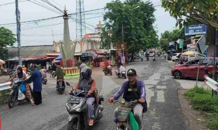 Foto: Anggota Polsek Laren, Aiptu Safan, dan Bripda Mirza, saat melaksanakan kegiatan Commander Wish pagi. @by_News9.id