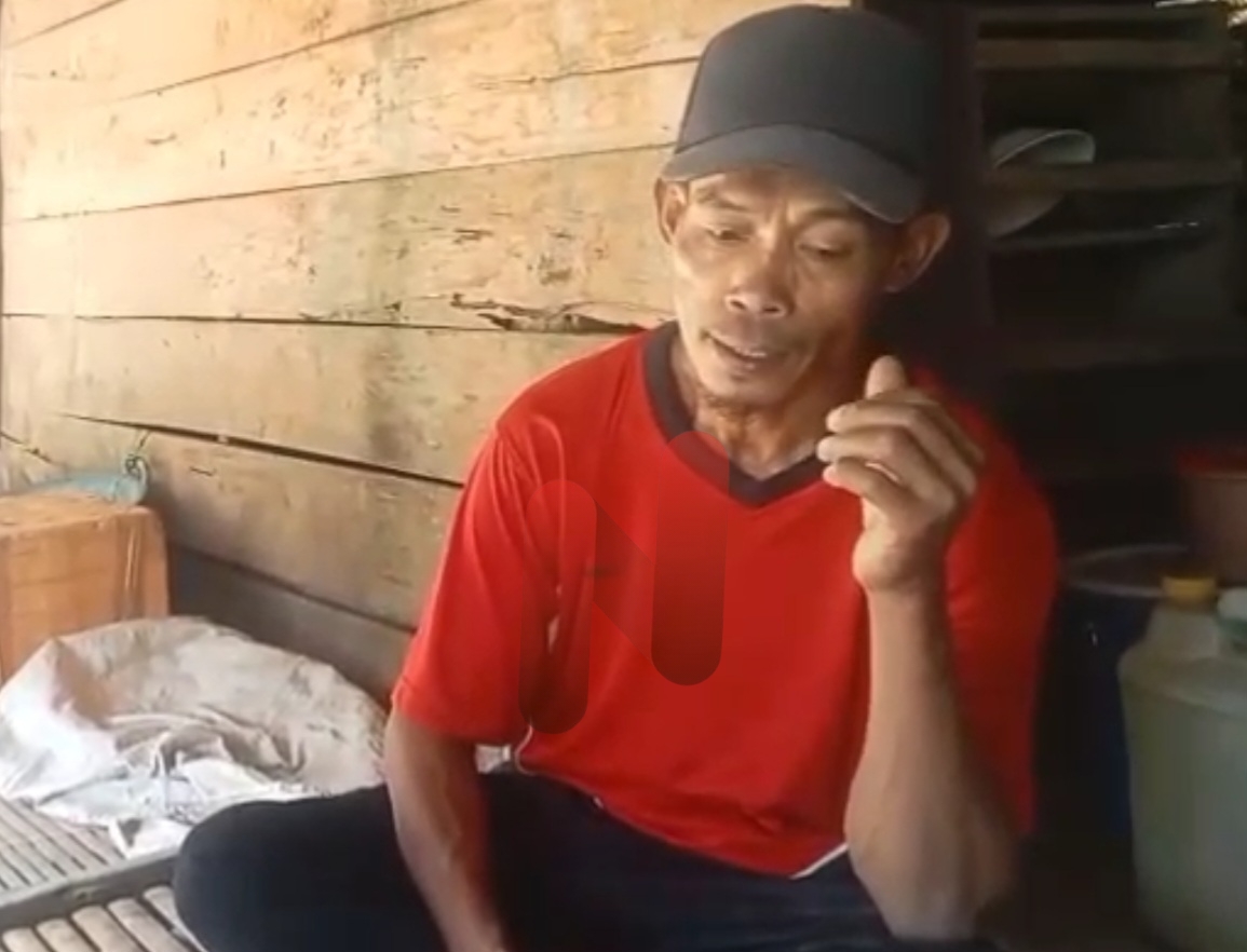 Foto: Pak Rasul, sworang guru agama yang diberhentikan oleh Kepala SDN Torjek, Pak Ripin (diduga bernama lengkap Arifin). @by_News9.id