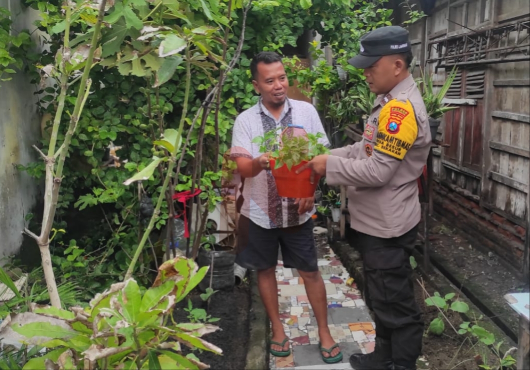 Foto: Anggota Polsek Sekaran, Aipda Priyanto, bersama Briptu Ragil, saat patroli dialogis ke lahan pertanian milik warga, @by_News9.id