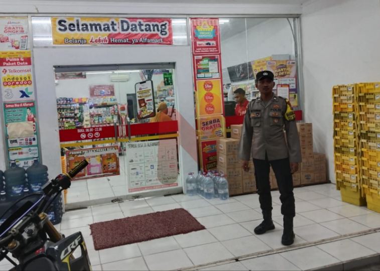 Foto: Aipda Nurhasan bersama Briptu Ragil, melaksanakan patroli malam, antisipasi kriminalitas. @by_News9.id