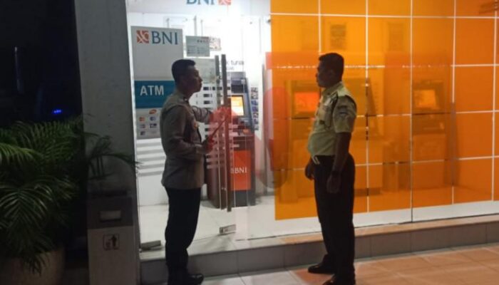 Polsek Babat Lakukan Patroli Malam Dengan Sasaran Objek Vital Mesin ATM Bank BNI Pastikan Situasi Aman