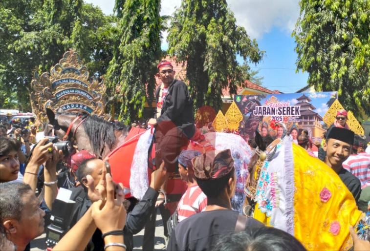 Foto: Bupati Sumenep, Achmad Fauzi Wongsojudo, saat menunggangi kuda hias (jaran serek). @by_News9.id