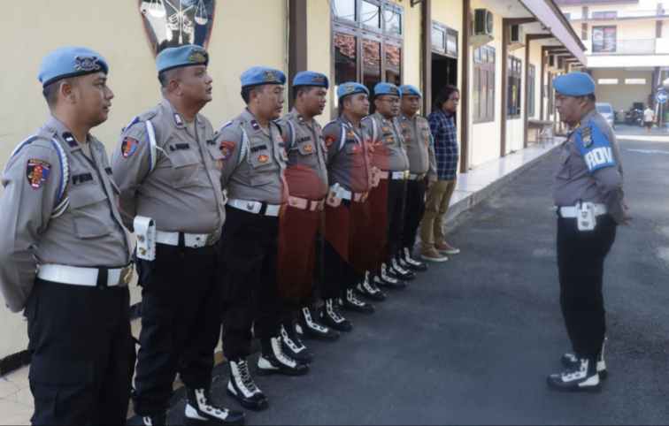 Foto: Kepala Seksi Profesi dan Pengamanan (Propam) Polres Sampang, AKP Darus Salam, bersama anggota @by_News9.id
