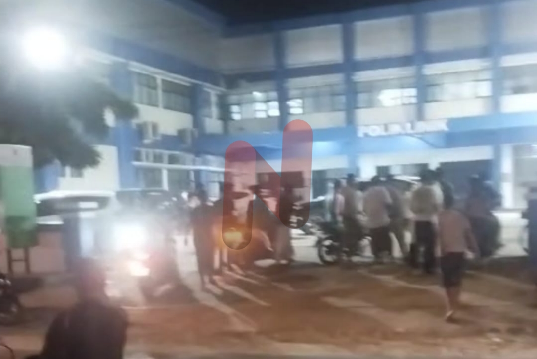 Foto: Tangkapan Layar Insiden kekerasan yang berujung maut terjadi di halaman Rumah Sakit Umum Daerah (RSUD) Ketapang, Kabupaten Sampang. @by_News9.id