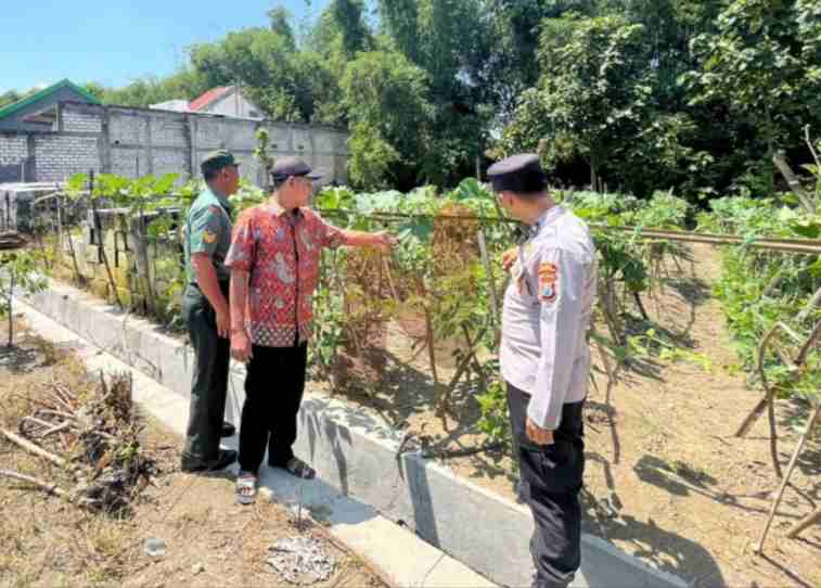 Foto: Anggota Polsek saat patroli sambang dan dialogis bersama petani, @by_News9.id