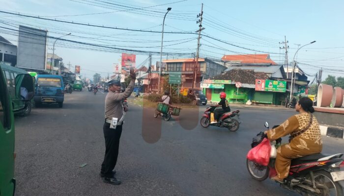 Polsek Babat Lakukan Commander Wish Pagi Cegah Laka Lantas di Simpang Tiga Pasar Babat 
