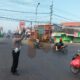 Foto: Anggota Polsek Babat Aipda Manaf, melaksanakan Commander Wish pengaturan lalu lintas. @by_News9.id