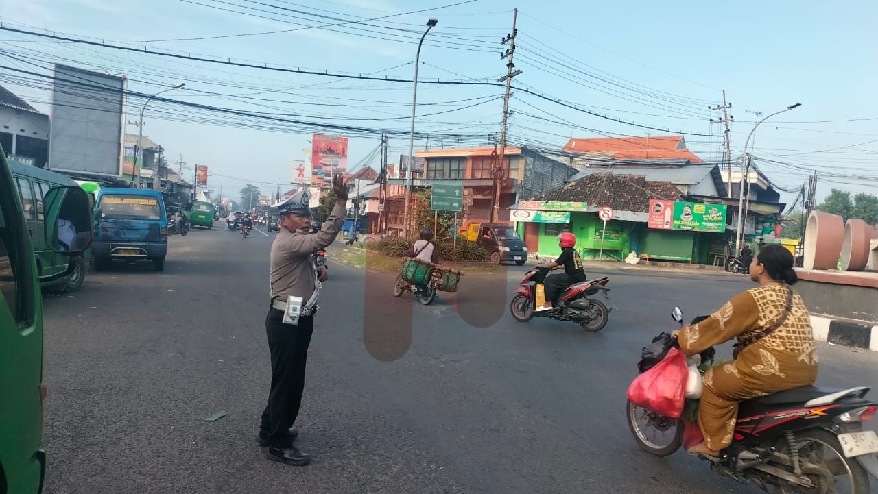 Foto: Anggota Polsek Babat Aipda Manaf, melaksanakan Commander Wish pengaturan lalu lintas. @by_News9.id