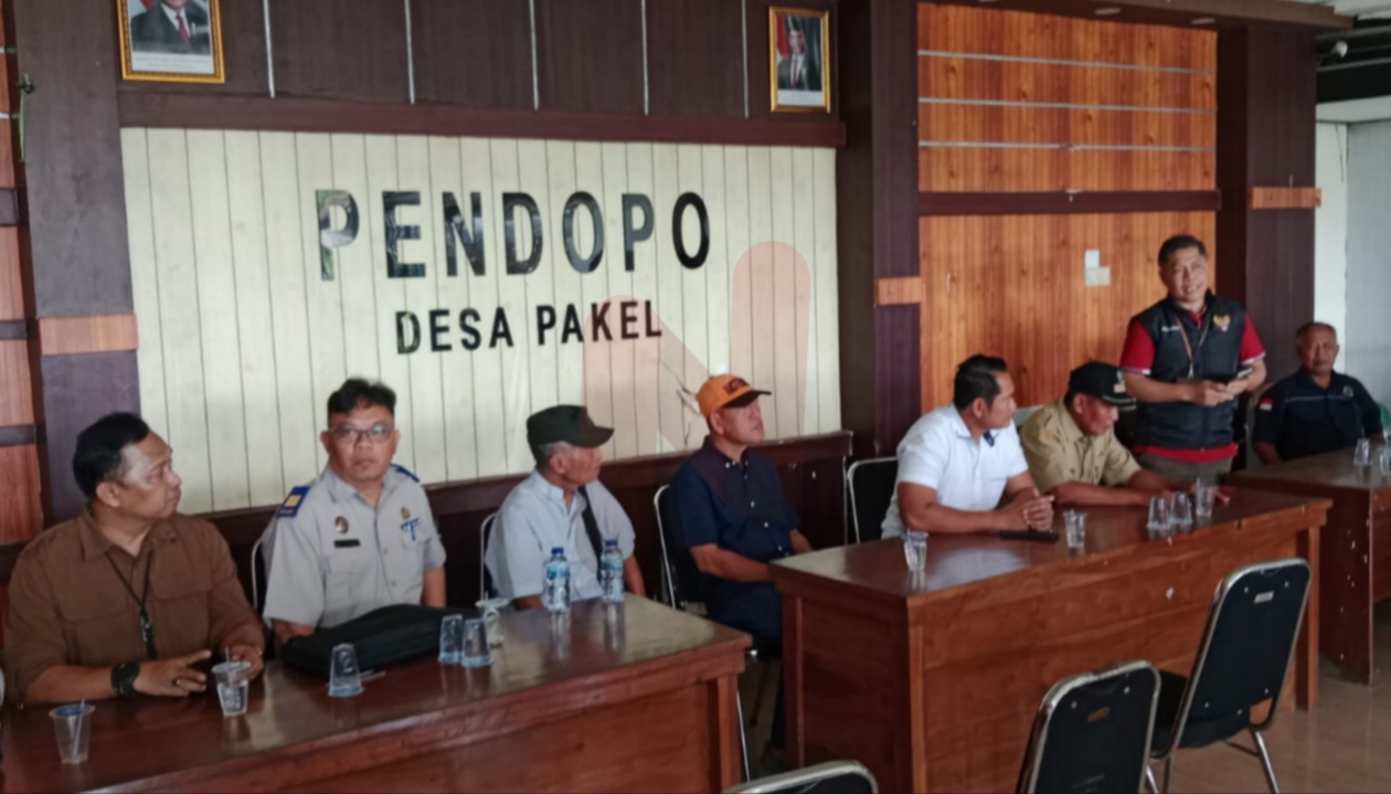 Foto: Info Warga Banyuwangi (IWB) bersama warga Pakel. @by_News9.id