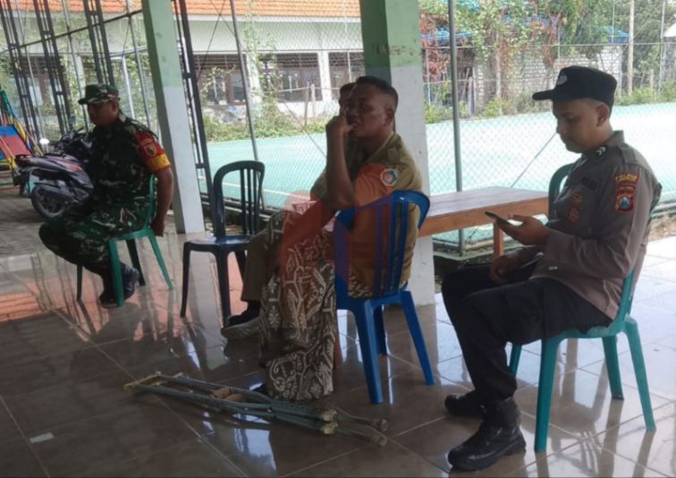 Foto: Anggota Polsek Sekaran, dan anggota Koramil 0812 Sekaran, saat patroli, @by_News9.id