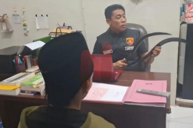 Foto: Pelaku FA (kopiah) saat di amankan Polres Sampang. @by_News9.id