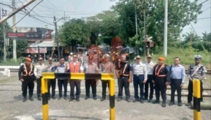 PT KAI Resmi Menutup Perlintasan Sebidang untuk Roda Empat di Jalan Pahlawan Lamongan