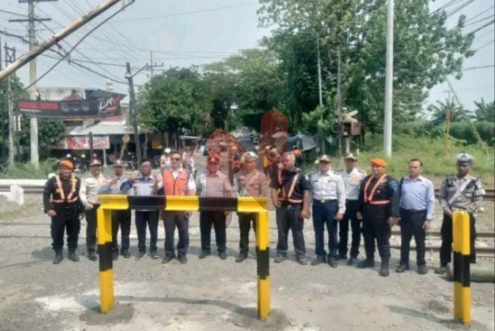 Foto: PT Kereta Api Indonesia (Persero) Daerah Operasi 8 Surabaya saat saat meresmikan penutupan perlintasan sebidang di Jalan Pahlawan, @by_News9.id