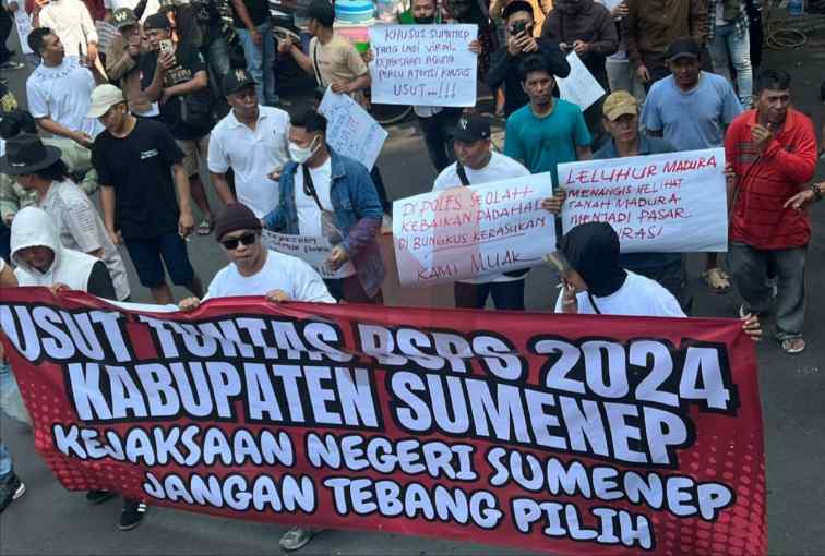 Foto: Aliansi Masyarakat Sumenep saat mendatangi Gedung Kejaksaan Agung RI di Jakarta. @by_News9.id