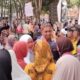 Foto: Salah satu jemaah haji kloter 25 dari 104 jemaah haji yang siap di beragkatkan dari halaman pendopo trunoyo sampang ke Asrama Haji Sukolilo Surabaya. @by_News9.id