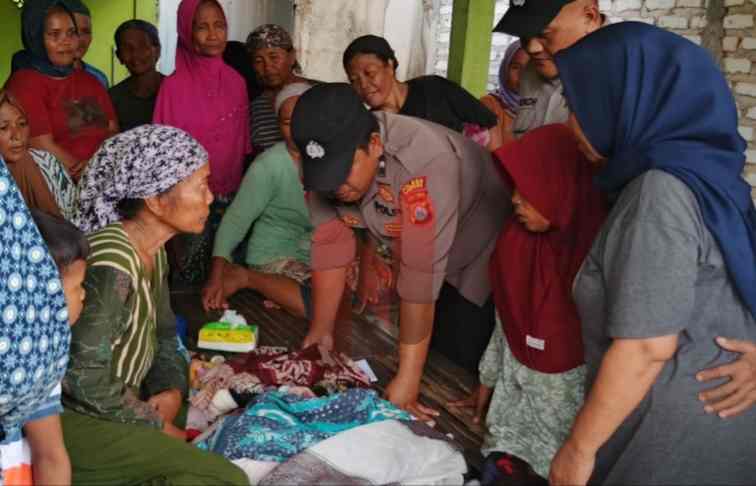 Foto: Petugas Kepolisian saat mengunjungi Bayi yang ditemukan warga di Gunung Kesan, Karang Penang,Sampang. @by_News9.id