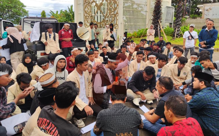 Foto: BEM STKIP PGRI saat melakukan aksi damai yang digelar di depan Kantor DPRD Sumenep, @by_News9.id