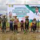 Foto: Bupati Fauzi bersama Dinas Ketahanan Pangan dan Pertanian (DKPP) Kabupaten Sumenep, saat menggelar Gerakan Tanam Padi di Desa Poreh, @by_News9.id