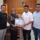 Foto: Usawatun Hasanah saat memberikan penghargaan kepada Kasat Reskrim polres Sampang AKP Safril Selfianto. @by_News9.id