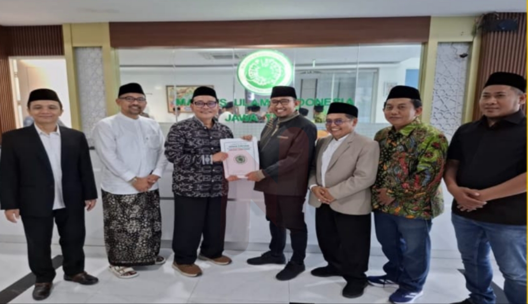 Foto: Bupati Sumenep, Achmad Fauzi Wongsojudo, saat menerima Surat Keputusan Antar Waktu dari Wakil Ketua Komisi Penanggulangan Bencana MUI Jatim. @by_News9.id