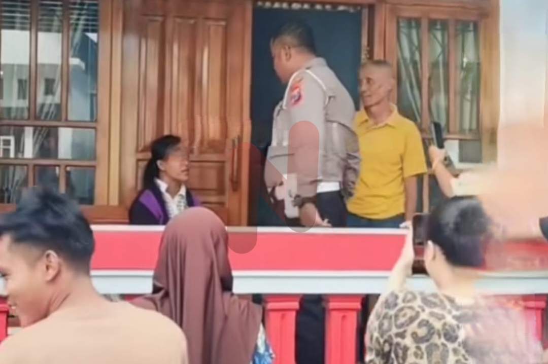 Foto: Pelaku seorang IRT saat di amankan polisi di rumah korban. @by_News9.id