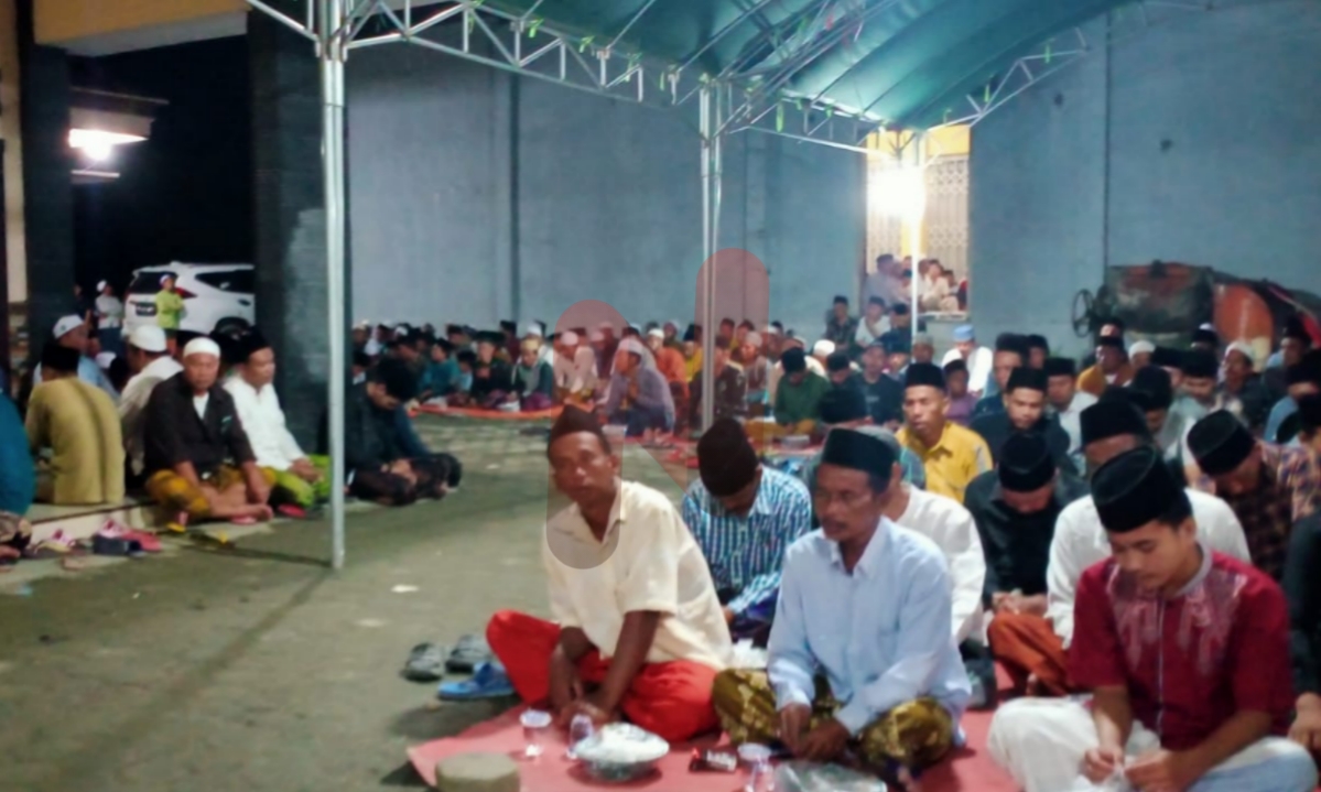 Foto: Ribuan warga berbagai kalangan saat hadiri tahlil 7 hari H. Muhammad Urip mantan Kades Samaran Kecamatan Tambelangan Kabupaten Sampang. @by_News9.id