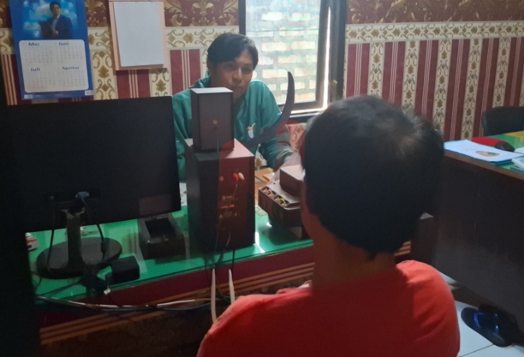 Foto: Pelaku BS (42) saat di introgasi oleh jajaran Polres Sampang, @by_News9.id