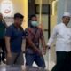 Foto: Kapolsek Sokobanah IPTU Sujiyono, SH. saat giring seorang pria terduga pengedar narkoba berinisial M. @by_News9.id