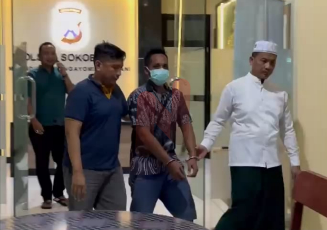 Foto: Kapolsek Sokobanah IPTU Sujiyono, SH. saat giring seorang pria terduga pengedar narkoba berinisial M. @by_News9.id