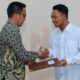 Foto: Kepala Lapas Banyuwangi, Mochamad Mukaffi, saat memberikan remisi kepada kepada Warga Binaan yang beragama Buddha. @by_News9.id