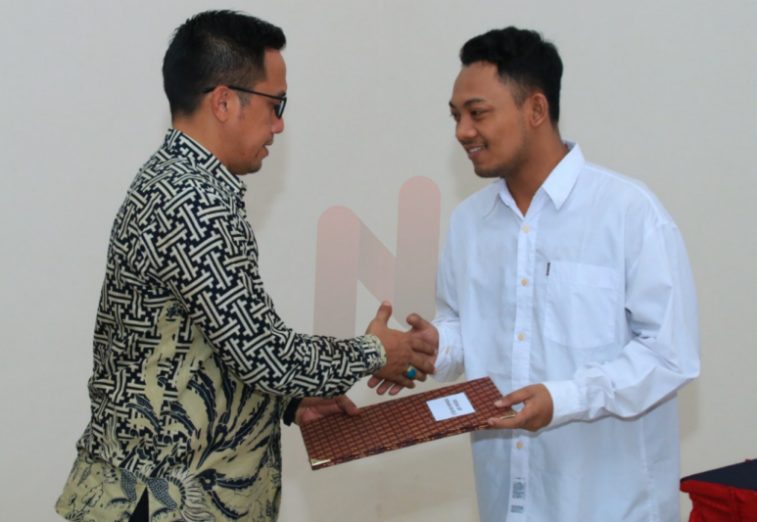 Foto: Kepala Lapas Banyuwangi, Mochamad Mukaffi, saat memberikan remisi kepada kepada Warga Binaan yang beragama Buddha. @by_News9.id