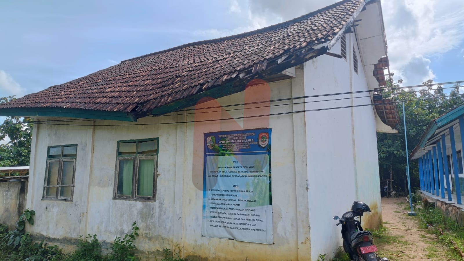 Foto: Kondisi UPTD SDN 1 Banjar billah Tambelangan Sampang yang memprihatinkan. @by_News9.id