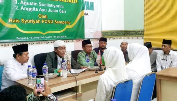 Hujan dan Haru Warnai Momen Dua Warga Sampang Memeluk Islam