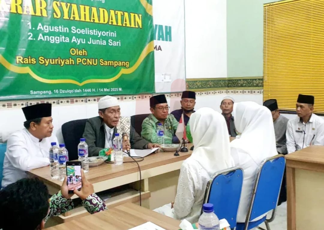 Foto: Prosesi pengucapan dua kalimah sahadat di Kantor Pengurus Cabang Nahdlatul Ulama (PCNU) Kabupaten Sampang, @by_News9.id