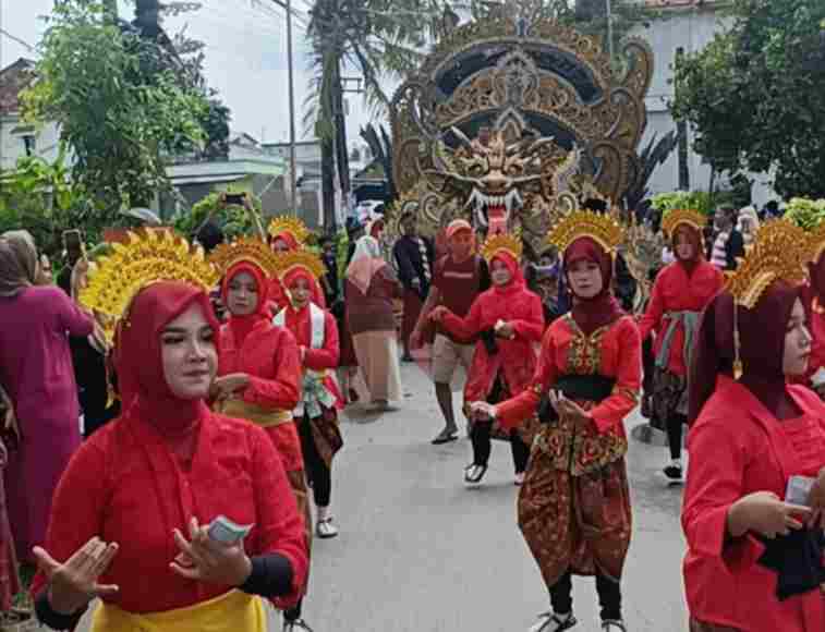 Foto: Parade kesenian tradisional Madura Daul Dug-Dug. @by_News9.id