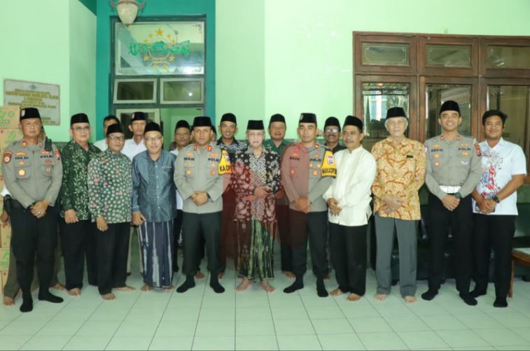 Foto: Kapolres Lamongan AKBP Agus Dwi Suryanto, saat melakukan kunjungan silaturahmi ke sejumlah tokoh agama. @by_News9.id