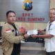 Foto: Misbahul Umam M.Z., (kiri) Ketua Gerakan Masyarakat Peduli Rakyat (GEMPAR) sekaligus aktivis muda Sumenep, saat mengantarkan surat pemberitahuan aksi di SPKT Polres Sumenep, @by_News9.id