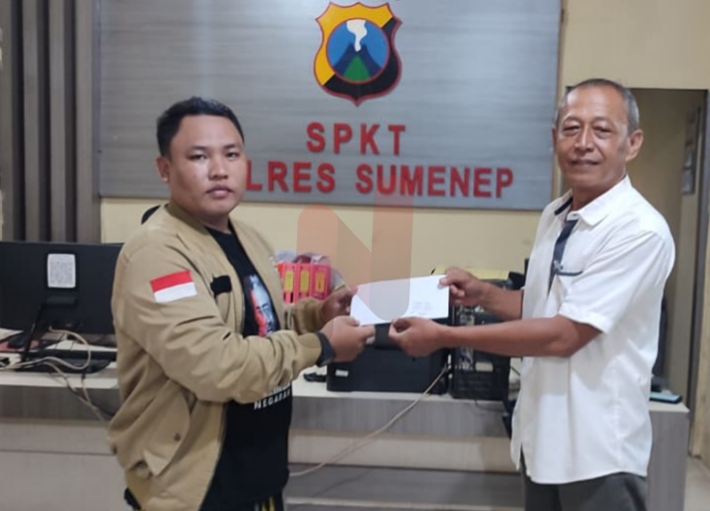 Foto: Misbahul Umam M.Z., (kiri) Ketua Gerakan Masyarakat Peduli Rakyat (GEMPAR) sekaligus aktivis muda Sumenep, saat mengantarkan surat pemberitahuan aksi di SPKT Polres Sumenep, @by_News9.id