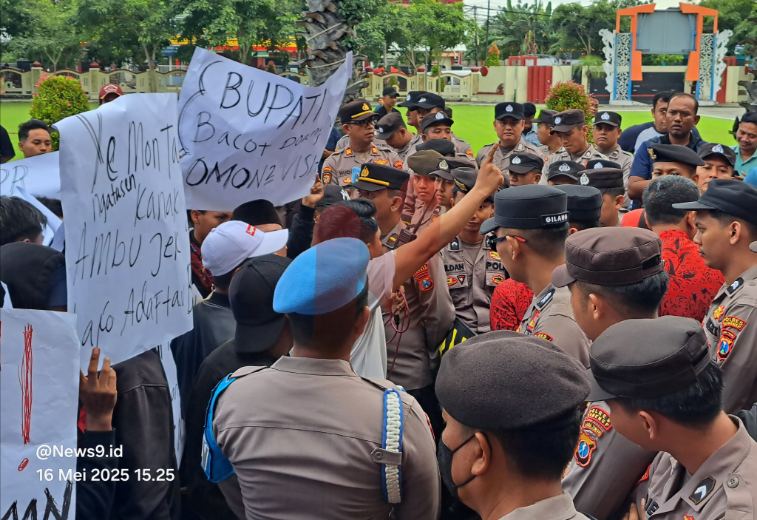 Foto: Aksi demonstrasi yang digelar Gerakan Masyarakat Peduli Rakyat (GEMPAR) di depan Kantor Bupati Sumenep. @by_News9.id