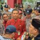 Foto: Kepala Bidang Sumber Daya Manusia (Kabid SDM) Dinkes Sumenep, Moh. Nur Ihsan, saat menemui massa aksi di depan Kantor Pemkab Sumenep. @by_News9.id