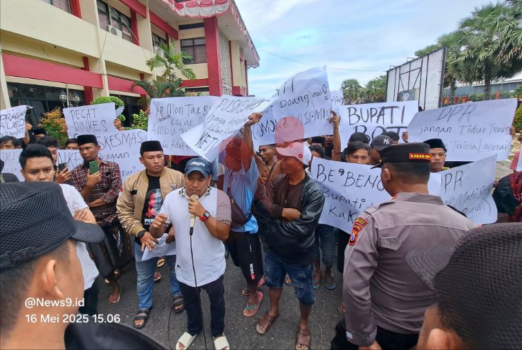 Foto: Puluhan massa yang tergabung dalam Gerakan Masyarakat Peduli Rakyat (GEMPAR) menggelar di depan Kantor Bupati Sumenep, @by_News9.id