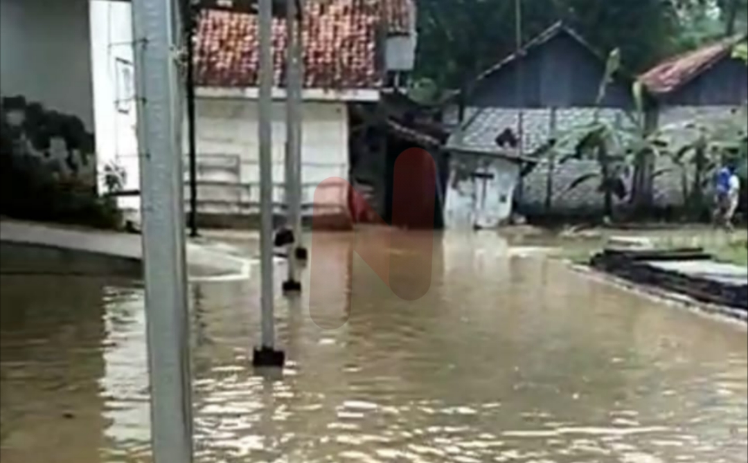 Foto: Kondisi rumah warga terendam banjir di Dusun Karongan, Desa Tanggumong, Kec. Sampang. @by_News9.id