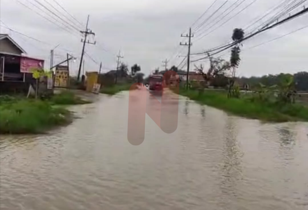 Foto: Tangkapan layar jalan Raya Kusuma bangsa - Jalan Raya Pangelen - Jalan Raya Kamoning (Dusun Karongan Desa Tanggumong Kec. Sampang) terendam air. @by_News9.id